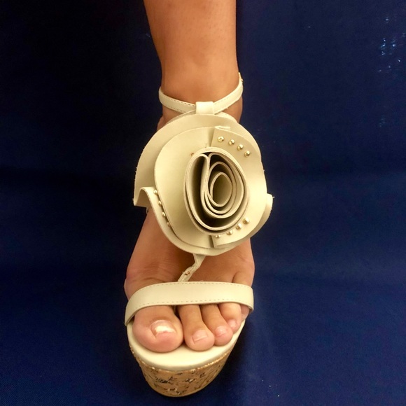 Colin Stuart Cream Wedges - Picture 4 of 4